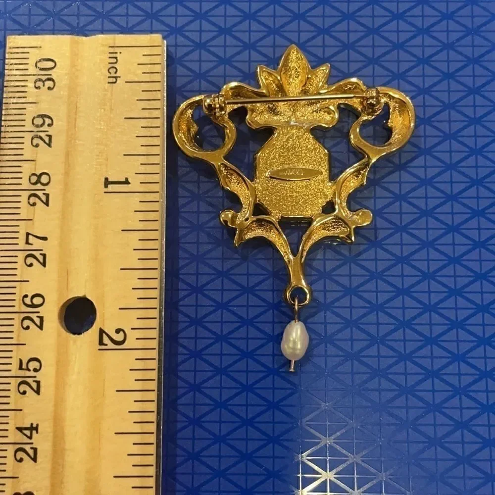 Vintage Signed Avon gold-tone onyx & pearl Brooch